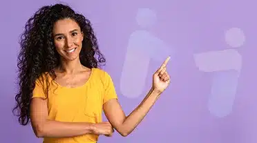 Jeune apprentie qui pointe du doigts toutes les infos sur le salaire d'un apprenti