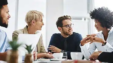 Equipe RH qui décide du salaire qu'il vont octroyer à leurs futur apprentis