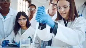 Jeune alternance heureuse de faire une expérience en cours qui lui servira dans son alternance en entreprise