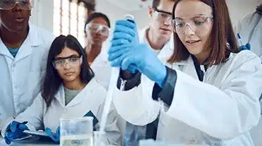 Jeunes apprentis en pleine expérience pendant les cours de chimie en apprentissage