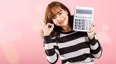 Jeune apprentie heureuse après avoir fait des comptes à la calculatrice, elle va toucher la prime d'activité