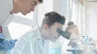 Jeune apprentis en laboratoire de chimie
