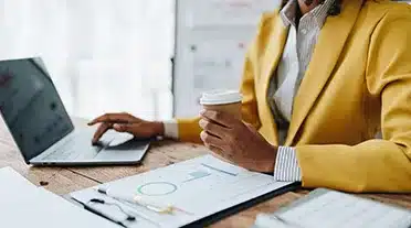 Responsable comptable qui prend connaissance du coup d'un apprenti pour l'entreprise