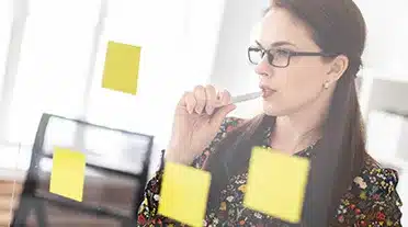 Comptable qui consulte les aides disponible à l'embauche d'un alternant