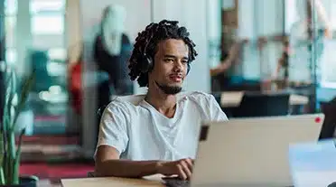 Alternant au travail, il as réussi son entretien d'embauche