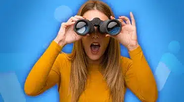 Jeune étudiante surprise en regardant à la loupe toutes les entreprises qui recrute en alternance