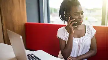 Jeunes alternantes téléphonant à une entreprise pour postuler en apprentissage
