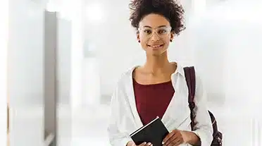 Jeune étudiante connaissant parfaitement l'entreprise ou elle va passer son entretien