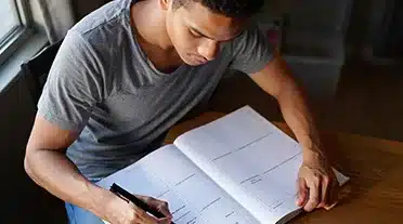 Jeune apprenti préparant son entretien d'embauche en alternance