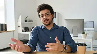 Jeune etudiant qui se prépare pour son entretien d'embauche en alternance