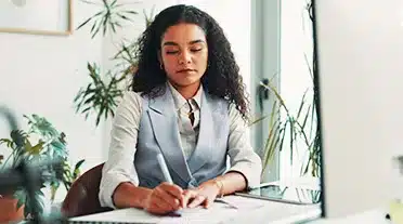 Jeune étudiante qui prépare son entretien d'embauche en alternance