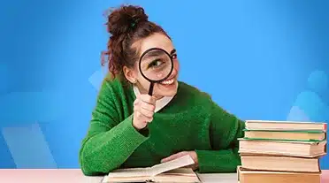Etudiante observant à la loupe tous les conseils pour son entretien d'embauche en alternance