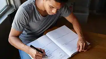 Etudiant notant tous les choses à ne pas faire en entretien