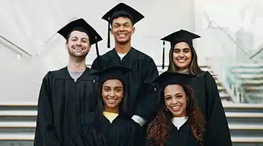 Jeune diplômé prêt à ce se présenter en entretien d'embauche