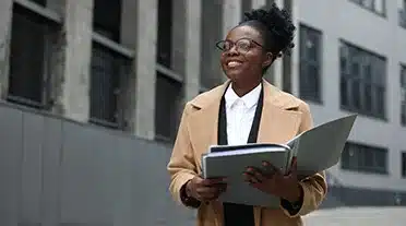 Jeune étudiante bien habillé pour aller à son entretien d'embauche