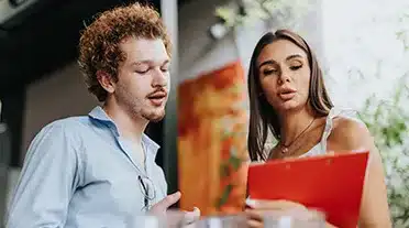 Jeunes managers regardant le listing des avantages pour l'entreprise d'embaucher des alternants