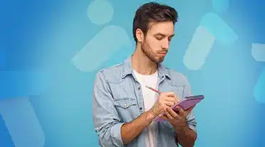 Etudiant notant tous les bons conseils pour rédiger son CV pour l'alternance