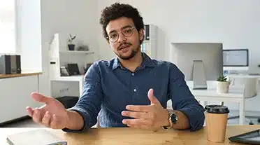 Jeune étudiant donnant des conseils pour réussir un bon CV