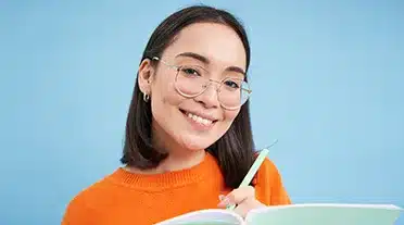 Apprentie qui note tous les conseils pour faire un bon CV