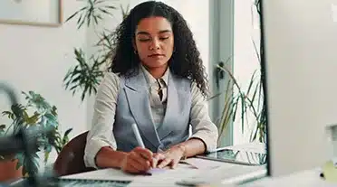 Etudiante qui prépare son entretien d'embauche en alternance