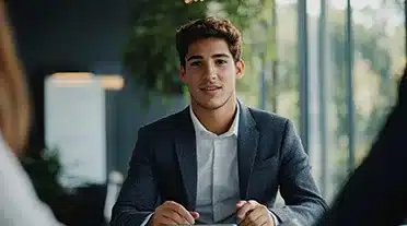 Jeune étudiant en plein entretien d'embauche en alternance
