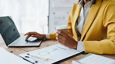 Comptable étudiant le coût d'un apprenti