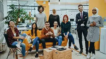 Equipe entreprise heureuse d'avoir embauche un apprenti