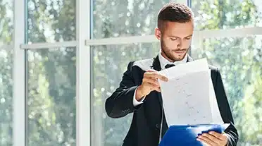 Responsable RH analysant les erreur à éviter à l'embauche d'un alternant