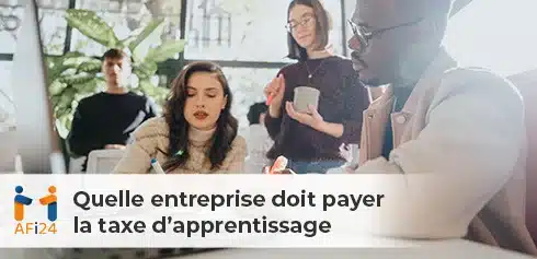 Equipe de manager se posant la question sur le net : quelle entreprise doit payer la taxe d'apprentissage ?