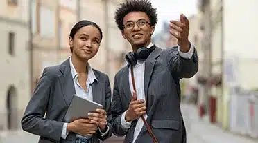 Jeunes étudiants allant à un entretien d'embauche