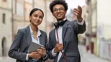 Jeune apprentis se rendant en entreprise pour leur contrat d'alternance