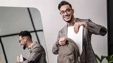 Jeune apprenti se préparant pour ton entretien d'embauche