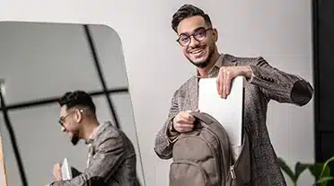 Etudiant qui se prépare pour son entretien et optimise ses candidatures pour trouver son alternance