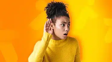 étudiante à l'écoute des attentes des futurs employeurs pour son alternance