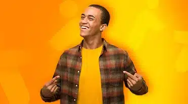 étudiant heureux de connaitre les stratégie pour trouver son employeur en alternance