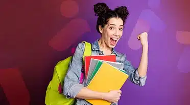 étudiante heureuse car elle est prête pour son entretien d'embauche en laternance