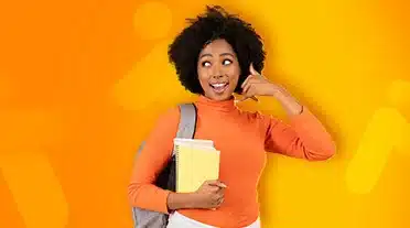 étudiante contactant son réseau personnel pour trouver une alternance