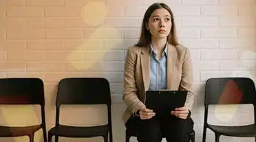 Jeune étudiante effrayé qui ne comprend pas les types de contrats d'alternance