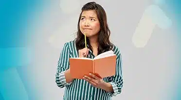 étudiante notant bien tout les défis de l'alternance