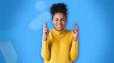 Jeune étudiante qui croise les doigts pour avoir sa bourse pour son alternance