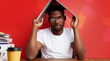 étudiant ennuyé d'avoir faire des erreur dans sa recherche d'alternance