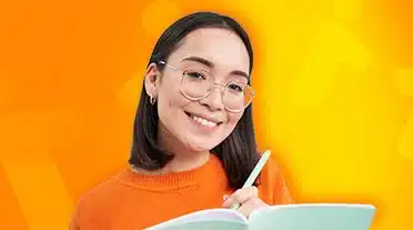 étudiante notant les méthodes de recherche d'une alternance