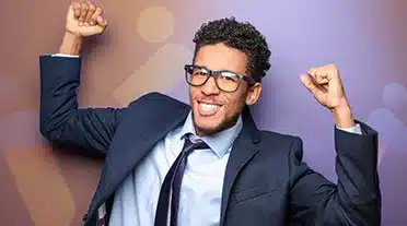 étudiant heureux de voir qu'il y as des opportunités d'alternance sans avoir le bac