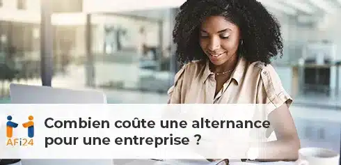 Responsable RH qui étudie les coûts de l'alternance