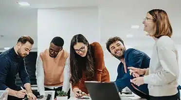 Equipe RH en réunion travaillant le coût d'une alternance pour leur entreprise