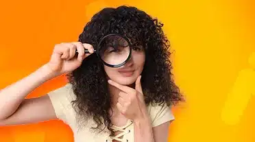 Etudiante qui scrute à la loupe les formalités des vacances en alternance