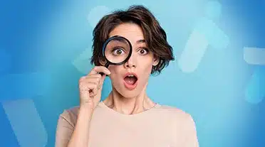 Etudiante observant à la loupe les facteurs influençant la durée de la recherche