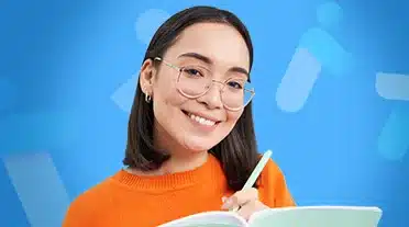 Jeune alternante notant tous les conseils pour trouver son alternance