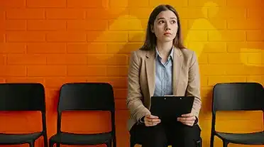 Jeune alternante stressé à son entretien d'embauche sur la question du salaire en appretnissage