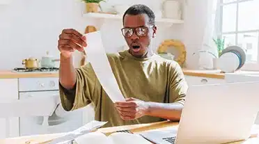 Jeune alternant surveillant ses dépenses malgré son salaire d'alternant